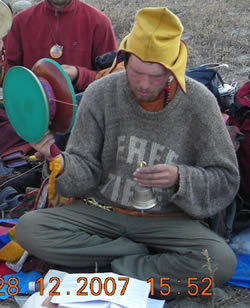 Денис как-то естественно слился с Гималаями, как буд-то всю жизнь жил в горах и мы его практически не видели. Но надо сказать, что когда видели, то все отмечали, что он почему-то становился всё интереснее и красивее. Наверное, к нему точно Дакини приходил