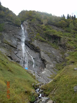 Этот душ самый освежающий на свете, потому что он ледяной! В нём даже пальцы сразу немеют, но зато он насыщен энергией гор.