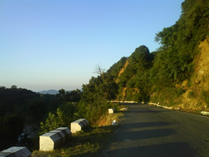 Дорога на Кангру, рядом с пропастью. Но она пока не видна.