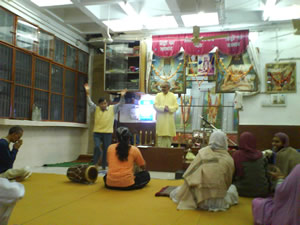 Это один из мирян, который при моём появлении решил станцевать.<br />А потом началась пуджа.