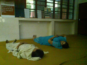 Вот так по-домашнему иногда валяются упорные практикующие после практики.