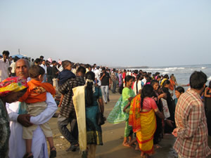 Так индусы загорают на берегу океана. Марина бич. Ченнай.