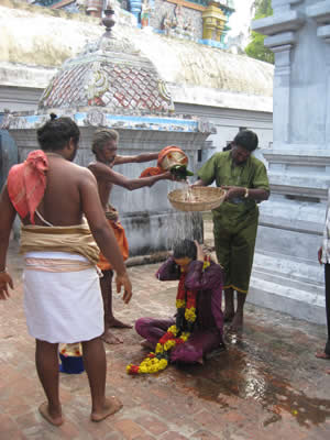 И вот меня нещадно моют. После этого мне тоже пришлось переодеться, но это мы тоже оставляем за кадром.