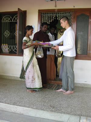 Вот девушка, которая из всех мне больше всего приглянулась. Только я хотела посватать её за Марата. Он кстати что-то сильн стал интересовать индианками, как мистер Картикея очень строго сказал, что она уже замужем. и что для Марата он может подыскать друг