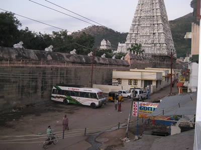 Это вид из отеля. Несмотря на запахи людских испаражнений исходящие от сточных канав, энергия исходящая от храма ощущается даже здесь.