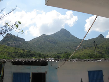 Это та самая гора. Индусы говорят, что она похожа на лежащего Шиву. И кстати, на вершине её находится отпечаток его стоп.