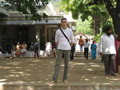 Вход в Ашрам. А Марат в качестве фотомодели.