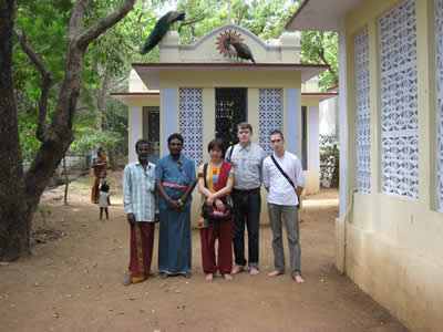 Это мы запечатлилисьоколо домиков,где великие Святые прошлого сидели, погружённые в Самадхи.