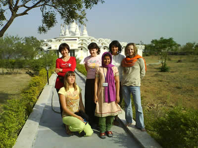 Девочка индийская к нам подбежала. Она была помошницей наставницы и постоянно нас контролировала.