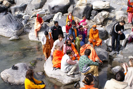 На камешках перед Ашрамом.