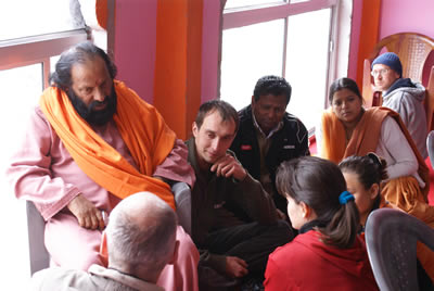 Бабаджи отвечает н бесконечные вопросы своих учеников.