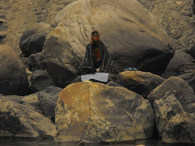 Если я не ошибаюсь, то это Потрясающе красивая женщина Алёна Витанова. К сожалению, не помню её духовного имени.<br />Она отзывчивый, мягкий и очень приятный в общении человек. Побывав во многих странах, она тоже сильно полюбила Индию.