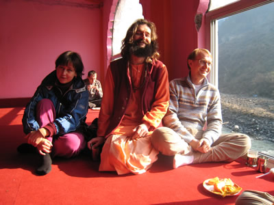 Это мы с Анандой Адити на память с Ранганатхой Гири запечатлелись.