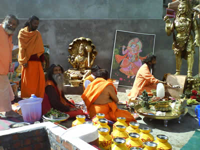 Пуджа с участие Садху ашрама.
