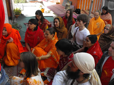 Орати. Пуджа в маленьком храме при входе в ашрам.