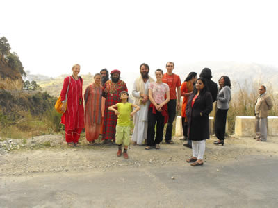 Несколько людей сопровождали Пилота Бабу в поездке по другим ашрамам.