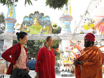 Подруги разговаривают С Садху, который приехал повидаться с Бабаджи.