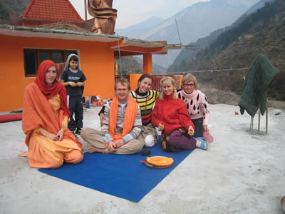 Братва на крыше русского домика.