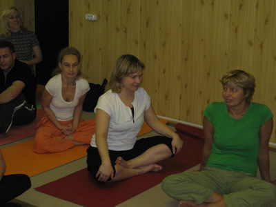 Девчонки отдыхают на перемене.