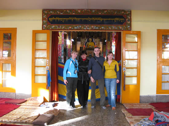 Мы у Алтарной комнаты, где Далай Лама читает лекции во время учений.