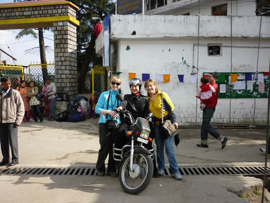 Вот приехала Елена на своем любимом байке, чтобы сводить нас в монастырь Намгьял, резиденцию Далай Ламы.