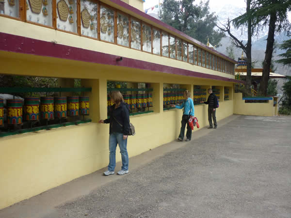 Крутим молитвенные барабанчики.