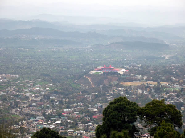Вид на Дхарамсалу с МкЛеоганжа.