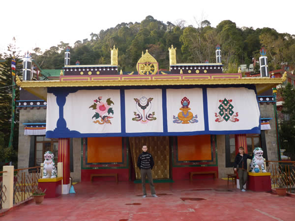 У алтарной комнаты монастыря Нейчунг.