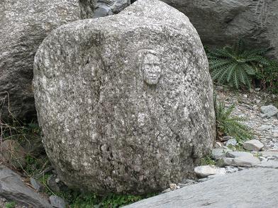 А это, видимо, одна из представительниц охраны Нагов и их места жительства! -:)))