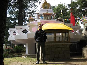 Марат на территории Тушиты возле ступы.