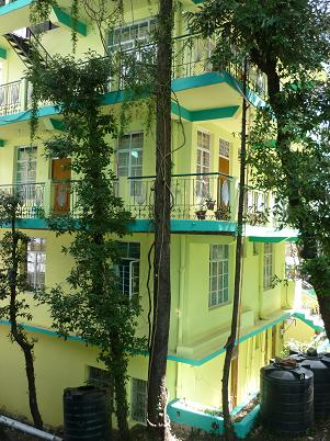 Солнечный дом, красиво окруженный зеленью -:)))