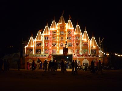 Ворота в лагерь Бабаджи ночью.