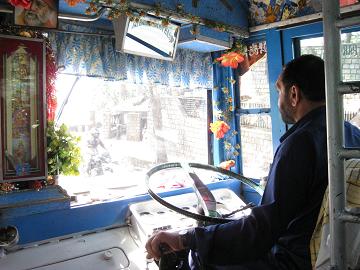 Кабина водителя индийского автобуса -:)