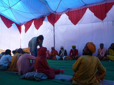 Садху во время обеда.