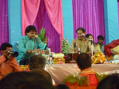 Популярная индийская группа, исполняющая бхаджаны! -:)