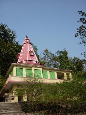 Вид на ашрам со стороны Ганги.