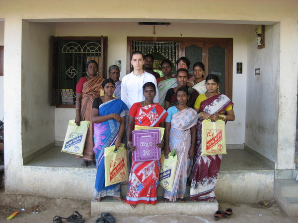 Молодой человек в белом.